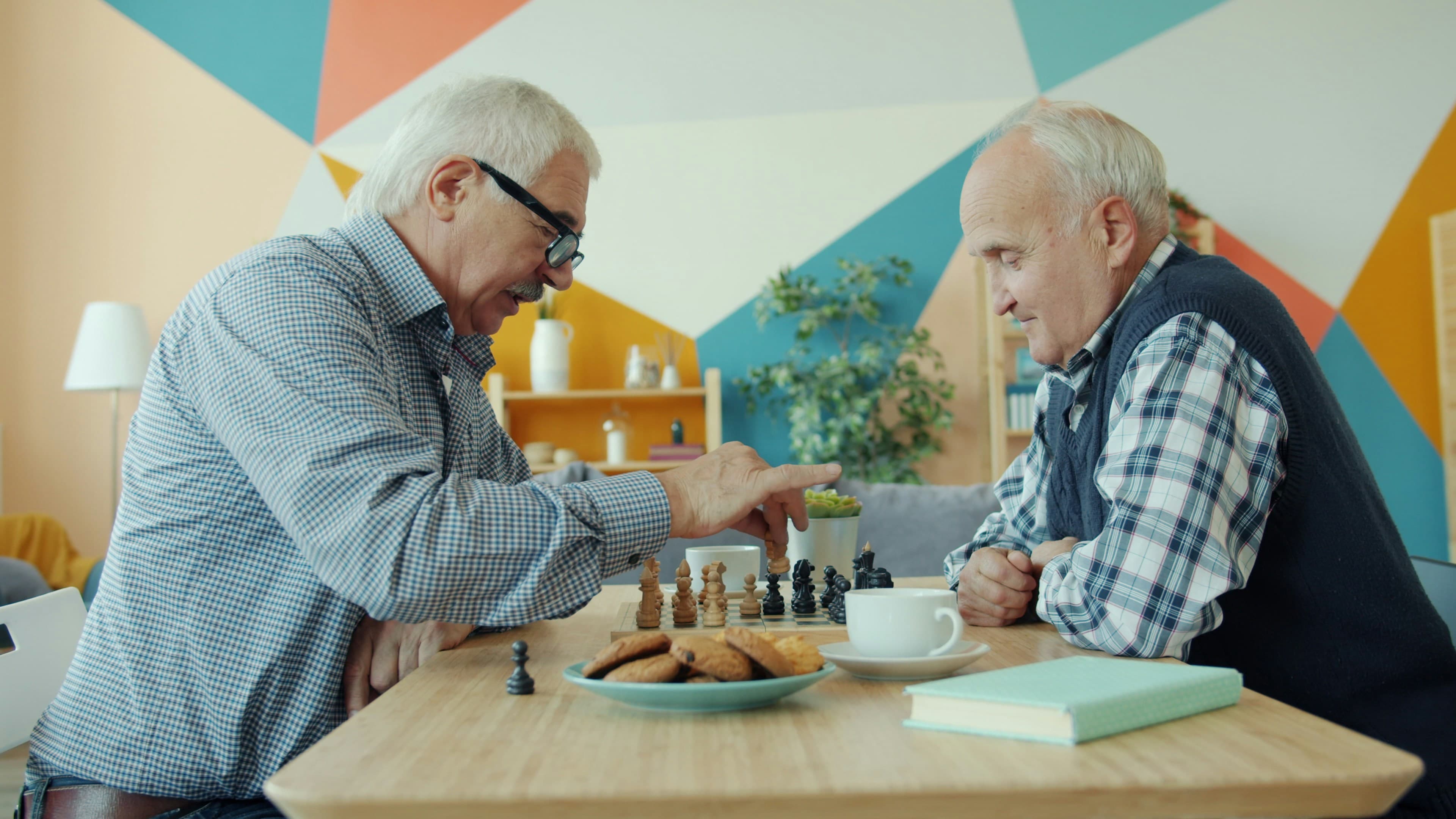 Schackspel och strategi i gott sällskap